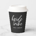 bruidstribe | Moderne bruidsmeisje Bachelorette Papieren Bekers<br><div class="desc">Eenvoudige, moderne en stijlvolle "Bride Tribe" quote met script lettertype in zwart-wit in een trendy stijl. De namen kunnen worden gepersonaliseerd met namen van uw bruidsfeestje. Je kunt het gebruiken voor de bruid, bruidsmeisjes, bloemenmeisjes of moeder van de bruid. De coördinerende accessoires voor teambruid werken goed voor een bruidsfeestvoorstellen, het...</div>