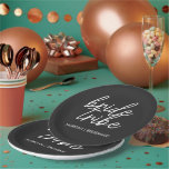 bruidstribe | Moderne bruidsmeisje Bachelorette Papieren Bordje<br><div class="desc">Eenvoudige, moderne en stijlvolle "Bride Tribe" quote met script lettertype in zwart-wit in een trendy stijl. De namen kunnen worden gepersonaliseerd met namen van uw bruidsfeestje. Je kunt het gebruiken voor de bruid, bruidsmeisjes, bloemenmeisjes of moeder van de bruid. De coördinerende accessoires voor teambruid werken goed voor een bruidsfeestvoorstellen, het...</div>