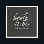 bruidstribe | Moderne bruidsmeisje Bachelorette Servet<br><div class="desc">Eenvoudige, moderne en stijlvolle "Bride Tribe" quote met script lettertype in zwart-wit in een trendy stijl. De namen kunnen worden gepersonaliseerd met namen van uw bruidsfeestje. Je kunt het gebruiken voor de bruid, bruidsmeisjes, bloemenmeisjes of moeder van de bruid. De coördinerende accessoires voor teambruid werken goed voor een bruidsfeestvoorstellen, het...</div>