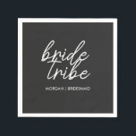 bruidstribe | Moderne bruidsmeisje Bachelorette Servet<br><div class="desc">Eenvoudige, moderne en stijlvolle "Bride Tribe" quote met script lettertype in zwart-wit in een trendy stijl. De namen kunnen worden gepersonaliseerd met namen van uw bruidsfeestje. Je kunt het gebruiken voor de bruid, bruidsmeisjes, bloemenmeisjes of moeder van de bruid. De coördinerende accessoires voor teambruid werken goed voor een bruidsfeestvoorstellen, het...</div>