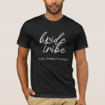 bruidstribe | Moderne vader van de bruid T-shirt<br><div class="desc">Eenvoudige, moderne en stijlvolle "Bride Tribe" quote met script lettertype in zwart-wit in een trendy stijl. De namen kunnen worden gepersonaliseerd met namen van uw bruidsfeestje. Je kunt het gebruiken voor de bruid, bruidsmeisjes, bloemenmeisjes of moeder van de bruid. De coördinerende accessoires voor teambruid werken goed voor een bruidsfeestvoorstellen, het...</div>