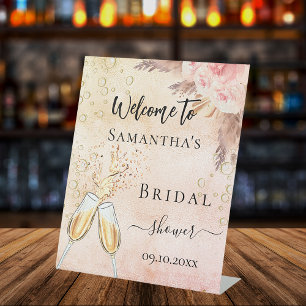 Bruidsuitnodiging bruisende brunch roos bloemen ve reclamebord met voetstuk