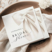 Bruidsuitnodiging met witte ivoren strik servet