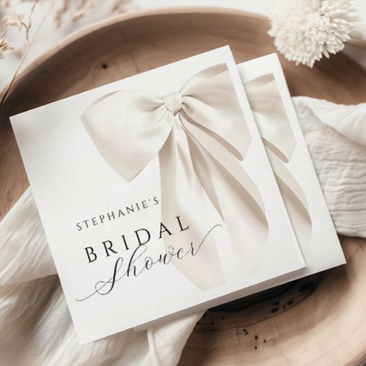 Bruidsuitnodiging met witte ivoren strik servet