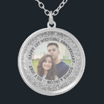 Bruiloft aangepaste foto zilver vergulden ketting<br><div class="desc">Moderne zilveren glitterpatroon met witte vonken en aangepaste foto's. Eerste trouwdag. Jaar kan worden gewijzigd</div>