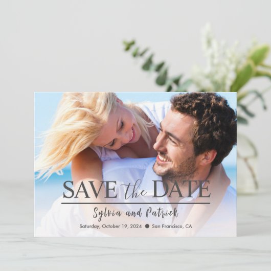Bruiloft Aankondiging Bewaar de datum kaart met fo (Staand voorkant)
