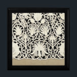 Bruiloft Antiek Kant Linnen Wit Classic  Cadeaudoosje<br><div class="desc">Antiek bruiloft - Witte kant en linnen bruiloft Een prachtig vintage bruiloft thema is alles over antiek witte kant en linnen. Perfect voor de bruid en bruidegom die iets speciaals voor hun bruiloft thema. Het ontwerp is gebaseerd op antiek afbeeldingen van echt zacht linnen, en kant dat is een foto...</div>