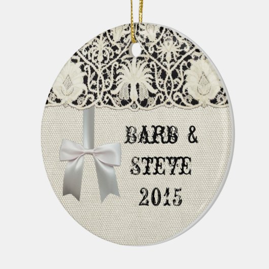 Bruiloft Antiek Kant Linnen Wit Classic  Keramisch Ornament (Links)