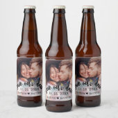 Bruiloft Bewaar onze datum Foto Modern Script Bier Etiket (Flessen)