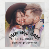 Bruiloft Bewaar onze datum Foto Modern Script Wijn Etiket (Enkel label)