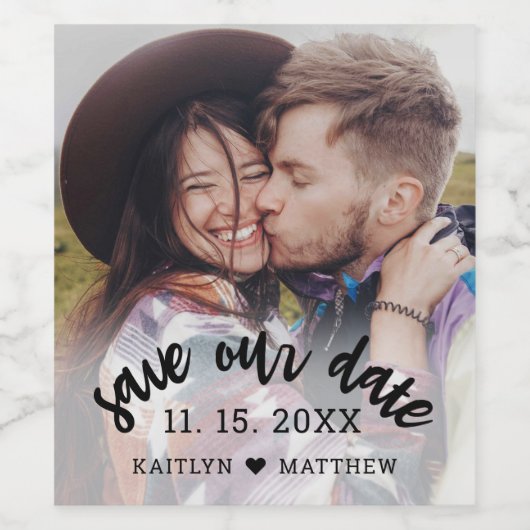 Bruiloft Bewaar onze datum Foto Modern Script Wijn Etiket (Enkel label)