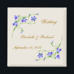Bruiloft. Bluebell bloemen Magneet<br><div class="desc">Gestileerde bluebell bloeit in een zacht licht. Volledig aanpasbaar. U kunt positie en grootte van sommige afbeeldingen herschikken. Ook kunt u lettertype,  kleur,  grootte wijzigen of uw eigen boodschap plaatsen.</div>