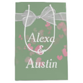 Bruiloft boog op salie groen met harten medium cadeauzakje (Voorkant)