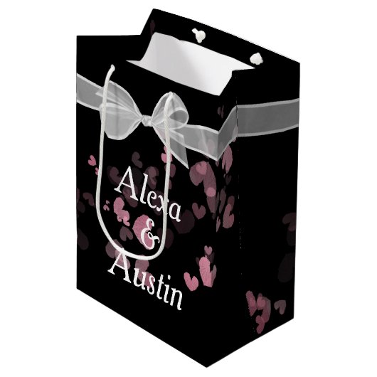 Bruiloft boog op zwart met harten medium cadeauzakje (Voorkant Gekanteld)