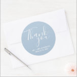 Bruiloft dank u blauwe bruiloft gunst ronde sticker<br><div class="desc">Bruiloft gunst stickers in blauw en wit. Zeg dank u aan uw huwelijksgasten met deze gepersonaliseerde huwelijksstickers in een prachtig scriptlettertype met de tekst: Dank u. Personaliseer met uw namen en trouwdatum. De achtergrondkleur van deze stickers kan worden veranderd in kleur naar keuze door contact met mij op te nemen....</div>