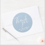Bruiloft dank u blauwe bruiloft gunst ronde sticker<br><div class="desc">Bruiloft gunst stickers in blauw en wit. Zeg dank u aan uw huwelijksgasten met deze gepersonaliseerde huwelijksstickers in een prachtig scriptlettertype met de tekst: Dank u. Personaliseer met uw namen en trouwdatum. De achtergrondkleur van deze stickers kan worden veranderd in kleur naar keuze door contact met mij op te nemen....</div>