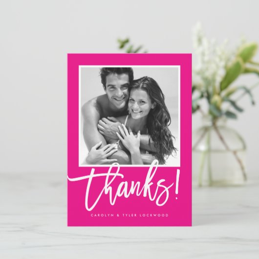 BRUILOFT DANK U eenvoudige kalligrafie heet roze Bedankkaart (Staand voorkant)
