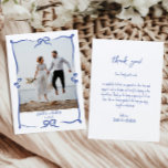 Bruiloft Dank u kaart foto golvende fancy boog<br><div class="desc">Fancy handgeschreven fotokaart voor bruiloft dank u kaart. Gepersonaliseerd met uw foto,  namen en datum. Foto door freepick</div>