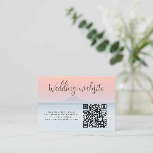 Bruiloft door het zee onder peachy sky zonsonderga informatiekaartje (Staand voorkant)