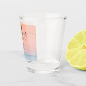 Bruiloft door het zee onder peachy sky zonsonderga shot glas (Rechts)