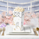 Bruiloft Elegant Goud Lovebirds Bedankdoosjes<br><div class="desc">Bruiloft Elegant Gold Lovebirds gunstboxen voor gasten. Vul ze met popcorn of een traktatie! Alle ontwerpelementen kunnen worden bewerkt. Tekst kan worden gewijzigd met uw favoriete lettertypekleur, -stijl en -grootte! Geniet ervan! Stijl: Popcorn Favor Box 3, 75" x 3, 5" x 7, 5" Favor boxes zijn net zo uniek als...</div>