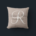 Bruiloft geschenk kussen monogram<br><div class="desc">Een geweldig gepersonaliseerd trouwcadeau, monogrammed met de namen en de datum van de paren. Ook een mooi cadeau voor de verjaardag.</div>