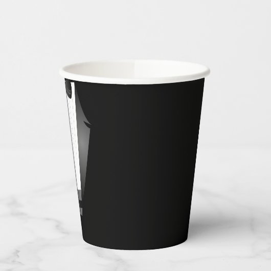 Bruiloft getuige team bruidegom zwart smoking over papieren bekers (Links)