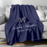 Bruiloft Gift Monogram Script Pas getrouwd Keepsak Fleece Deken<br><div class="desc">Bruiloft Gift Monogram Script Gepersonaliseerde Passen getrouwd Keepsake Navy Blue En Grey Fleece Deken, gepersonaliseerde navy blue en zilvergrijs monogram fleece deken. Stijlvol klassiek script voor het initiaal, de namen van de bruid en bruidegom, en de trouwdatum op een eenvoudige elegante marineblauwe achtergrond. Perfect huwelijksgeschenk voor nieuwe huwelijken, een gekoesterde...</div>