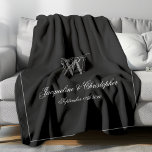 Bruiloft Gift Pas getrouwd Paar Keepsake Monogram Fleece Deken<br><div class="desc">Bruiloft Gift Pas getrouwd Paar Keepsake Monogram Fleece Deken. Gepersonaliseerde zwarte en faux zilvergrijze monogrammed Fleece Deken. Klassiek romantisch script voor het initiaal, de namen van de bruid en bruidegom, en de trouwdatum op een eenvoudige, elegante minimalistische zwarte achtergrond. Een perfect cadeau-idee voor een huwelijksgeschenk, of een cadeau voor nieuwe...</div>