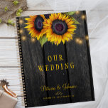 Bruiloft goud zonnebloem hout gepersonaliseerd planner<br><div class="desc">Rustieke land zonnebloem bruiloft planner met snaren van twinkle lichten en grote zonnebloemen op een donkerbruine schuur hout achtergrond. Het kan een mooi vrijgezellenfeesten cadeau zijn voor de bruid.</div>