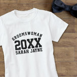 Bruiloft Groomswoman Naam Jaar T-shirt<br><div class="desc">Geschikt voor al uw groomswomen of groomsmaids,  voeg hun naam en je trouwjaar toe. Maakt een geweldig vrijgezellenfeest t-shirt om te draag,  zodat iedereen weet wie ze is. Wijzig de tekst voor uw bruidsman / bruidsmeisje / bruidsmeisje - elk lid van uw bruiloft</div>