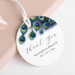 Bruiloft gunst Labels pauwenveren<br><div class="desc">Dit majestueuze bruiloft gunst label bevat de woorden "Thank You" in trendy script typografie. Een top boarder van waterverf pauwenveren in tinten van koningsblauw, groen en paarse lijsten uw gegevens. De kaart draait om naar een patroon van kleurrijke veren met een pauw. Gebruik de sjabloon velden om uw namen en...</div>