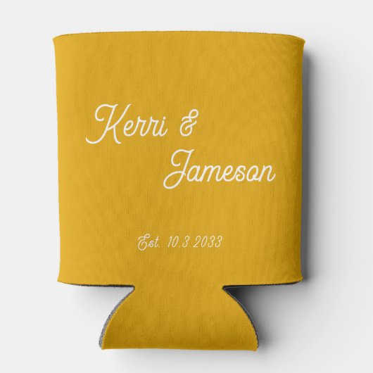 Bruiloft gunsten mosterd geel minimalistisch scrip blikjeskoeler (Achterkant)