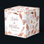 Bruiloft in waterverf Strand Schelpen kust chic Bedankdoosjes<br><div class="desc">Bruiloft Favor dozen met schelpenpatroon op witte achtergrond en jullie namen en datum op de zijkant. Ideaal voor kust- en zomerbruiloften. Personaliseer door de tekst in de tekstvakken te bewerken. Ontworpen door Evco Studio. Bekijk overeenkomende artikelen op www.zazzle.com/store/evcostudio</div>