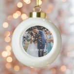 Bruiloft Jubileum Eerste Kerstmis Keramische Bal Ornament<br><div class="desc">Voeg dit jaar een gepersonaliseerd ornament van de huwelijksfoto toe aan de kerstboom met het ornament van de verjaardagsceramische bal van dit paar! Eenvoudig aan te passen, upload gewoon uw favoriete trouwfoto en trouwdatum voor een mooie aanvulling op uw vakantie-inrichting! De perfecte viering voor pasgetrouwden eerste kerst samen of om...</div>