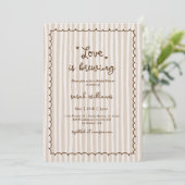 Bruiloft Love Is Brewing Uitnodiging (Staand voorkant)