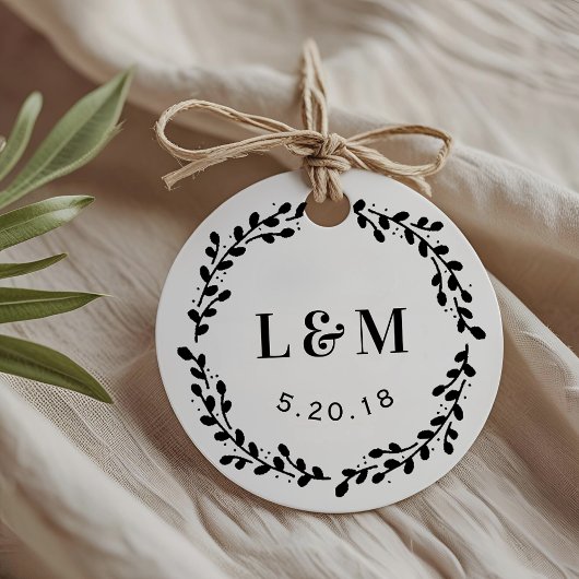 Bruiloft met bloemenkrans monogram bedankjes labels