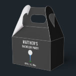 Bruiloft met golfbal van vrijgezellenfeest bedankdoosjes<br><div class="desc">Deze doos met golfbal favor is een leuke manier om huwelijksfavor te verpakken die je de jongens, waaronder je getuigen, kunt geven als een geschenk van je vrijgezellenfeest. Perfect voor elke bruidegom die golft! Personaliseer met de naam van de bruidegom en de datum van het vrijgezellenfeest. De kleuren en het...</div>