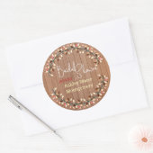 Bruiloft met herfstkrans van rustiek hout op maat  ronde sticker (Envelop)