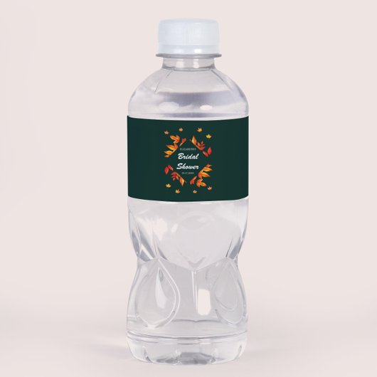 Bruiloft met moderne herfstbladeren in rustieke st waterfles etiket