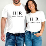 Bruiloft Monogram Gepersonaliseerde bruid en bruid T-shirt<br><div class="desc">Introductie van onze bruiloft Monogram gepersonaliseerde bruid en bruidegom T-shirt, de perfecte kleding voor de pasgetrouwden om hun liefde en toewijding in stijl te laten zien. Dit shirt is versierd met een verfijnd en minimalistisch trouwmonogram, met zwart-wit designelementen en de initialen van de bruid en bruidegom. De algehele esthetiek is...</div>