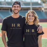 Bruiloft Monogram Gepersonaliseerde bruid en bruid T-shirt<br><div class="desc">Vier uw verbintenis in weelderige stijl met ons bruiloft Monogram Gepersonaliseerde bruid en bruidegom T-shirt, een luxe toevoeging aan uw trouwgarderobe. Dit elegante stuk is ontworpen voor diegenen die op zoek zijn naar een vleugje glamour, met een zwart en gouden kleurenschema dat verfijning uitstraalt. Het minimalistische huwelijksontwerp, inclusief de bruid...</div>