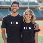 Bruiloft Monogram Gepersonaliseerde bruid en bruid T-shirt<br><div class="desc">Stap in echtelijke gelukzaligheid met onze bruiloft Monogram Gepersonaliseerde bruid en bruidegom T-shirt. Dit smaakvolle kledingstuk getuigt van een minimalistische bruiloft elegantie, met een klassiek zwart-wit kleurenpalet dat verfijning uitstraalt. Het zorgvuldig ontworpen trouwmonogram, inclusief de bruid en bruidegom initialen, voegt een gepersonaliseerde touch toe die de essentie van uw speciale...</div>