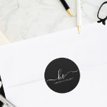 Bruiloft Monogram Kalligrafie Script Aangepaste gu Ronde Sticker<br><div class="desc">Verbeter de elegantie van uw huwelijksgunsten met onze bruiloft Monogram Kalligrafie Script Custom Favor Classic Ronde Stickers. Deze prachtige stickers zijn meer dan alleen labels; ze zijn een weerspiegeling van uw verfijnde smaak en aandacht voor detail. Met een tijdloos kalligrafie script en uw gepersonaliseerde monogram, deze stickers voegen een vleugje...</div>