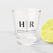 Bruiloft Monogram Moderne Custom Bruid en bruidego Shot Glas (Voorkant)
