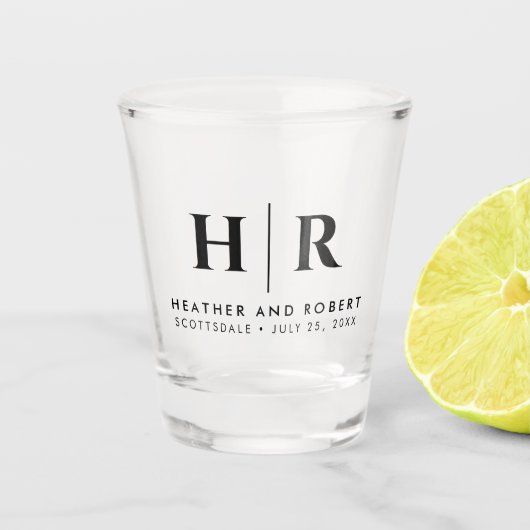 Bruiloft Monogram Moderne Custom Bruid en bruidego Shot Glas (Voorkant)