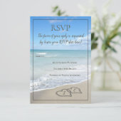 Bruiloft op het strand met monogram-Harten in het RSVP Kaartje (Staand voorkant)