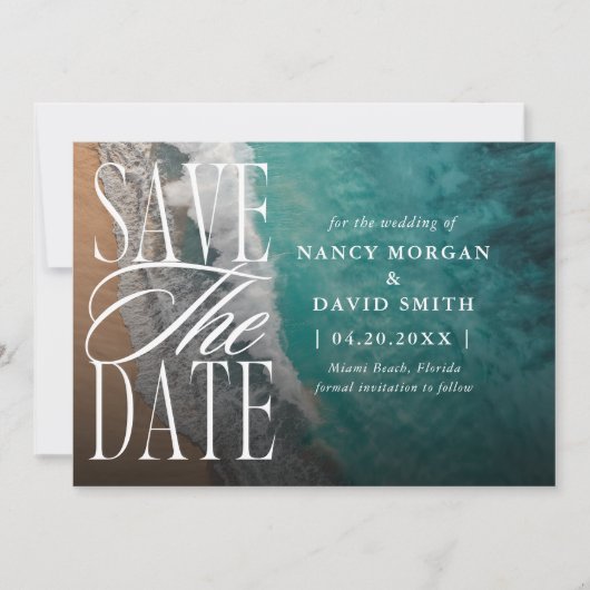 Bruiloft op het strand met oceaan golven save the date (Voorkant)