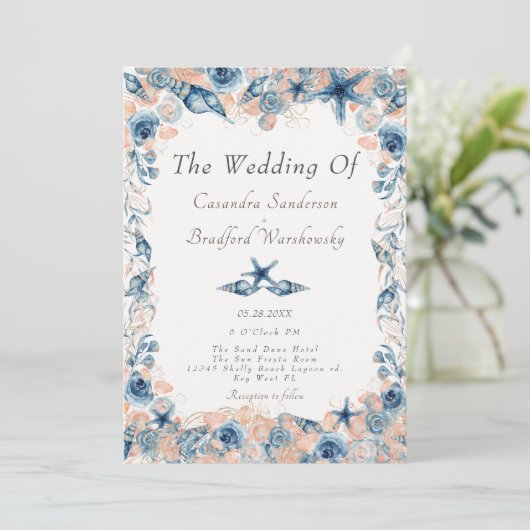 Bruiloft op het strand met schelpen, bloemen en ro kaart (Staand voorkant)