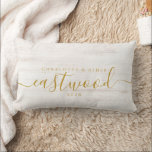 bruiloft paar naam kussen<br><div class="desc">Een  pasgetrouwden keepsake kussen cadeau met een gouden monogram script naam en datum van bruiloft.</div>